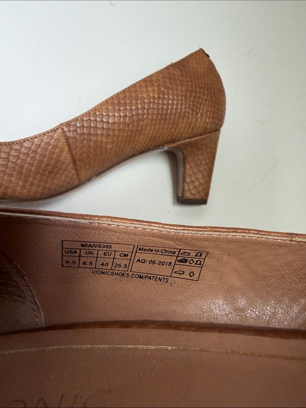Vionic Tan Textured Pointed-Toe Pumps | 8.5 - Picture 5 of 9